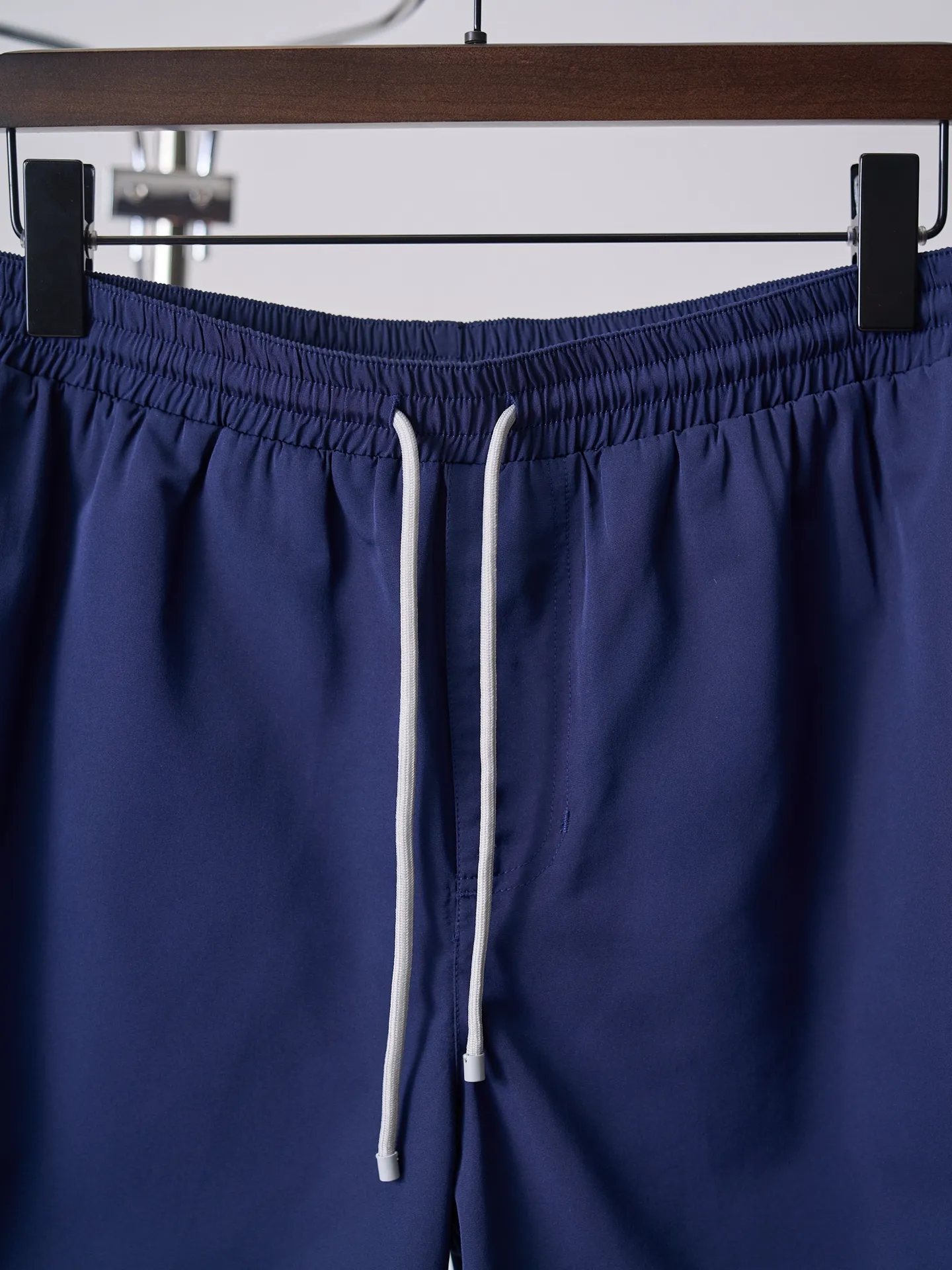 [Real auction] Brunello Cucinelli/BC ￼ Embroidered solid color beach shorts [In Stock] S M L XL Fabric selection: Made of 80D fine denier polyester plain weave, the fabric surface is smooth and wrinkle-free, with anti-wrinkle and anti-tear properties, and it will not be easily deformed after repeated washing. The fabric has undergone hydrophilic treatment and has a very low moisture regain rate. It can be quickly dried after getting wet, eliminating the sticky feeling. Mesh lining: Made of high-elastic nylon mesh, the honeycomb hollow structure greatly improves air circulation efficiency, which can not only avoid light leakage, but also quickly discharge moisture from the body surface, keeping the body feeling fresh and not stuffy when exercising or sweating. Embroidery process: For the badge embroidery on the trouser legs, high-tenacity polyester-cotton embroidery thread is used to decorate the fabric with the precision routing of Tajima multi-head embroidery machine with up to 20 needles. The line density is uniform, there are no jumps or burrs on the edge of the pattern, the pattern details are clear and three-dimensional, and the degree of restoration is full. There are no excess threads on the back of the embroidery, which will not irritate the skin or irritate the legs, taking into account both aesthetics and wearing experience. Details: Velcro opening and closing patch pocket on the back side, double-line seam reinforcement on the edge of the bag, tight Velcro bite, taking into account practicality and simple style. Sewing details: The side seams and legs of the trouser body adopt double-thread overlocking + back and forth stitching process. The seam allowance is wrapped inside, and the edges are smooth and burr-free. The trouser legs are processed with double-needle stitching. They are not easy to come off or curl after washing, and they will still stay crisp after long-term wear.